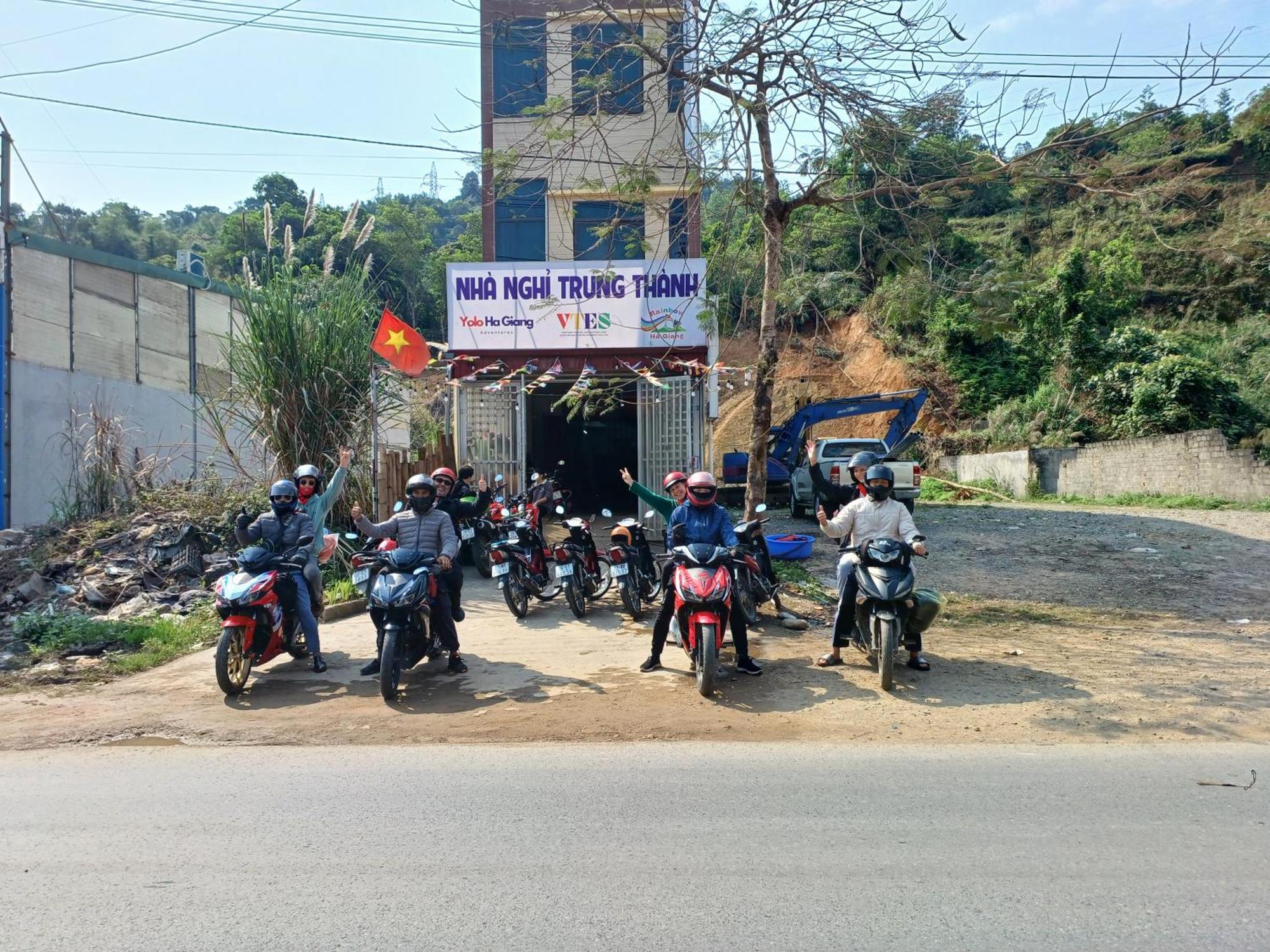 Yolo Ha Giang Adventures, Motorbike And Loop Tours Hotell Eksteriør bilde