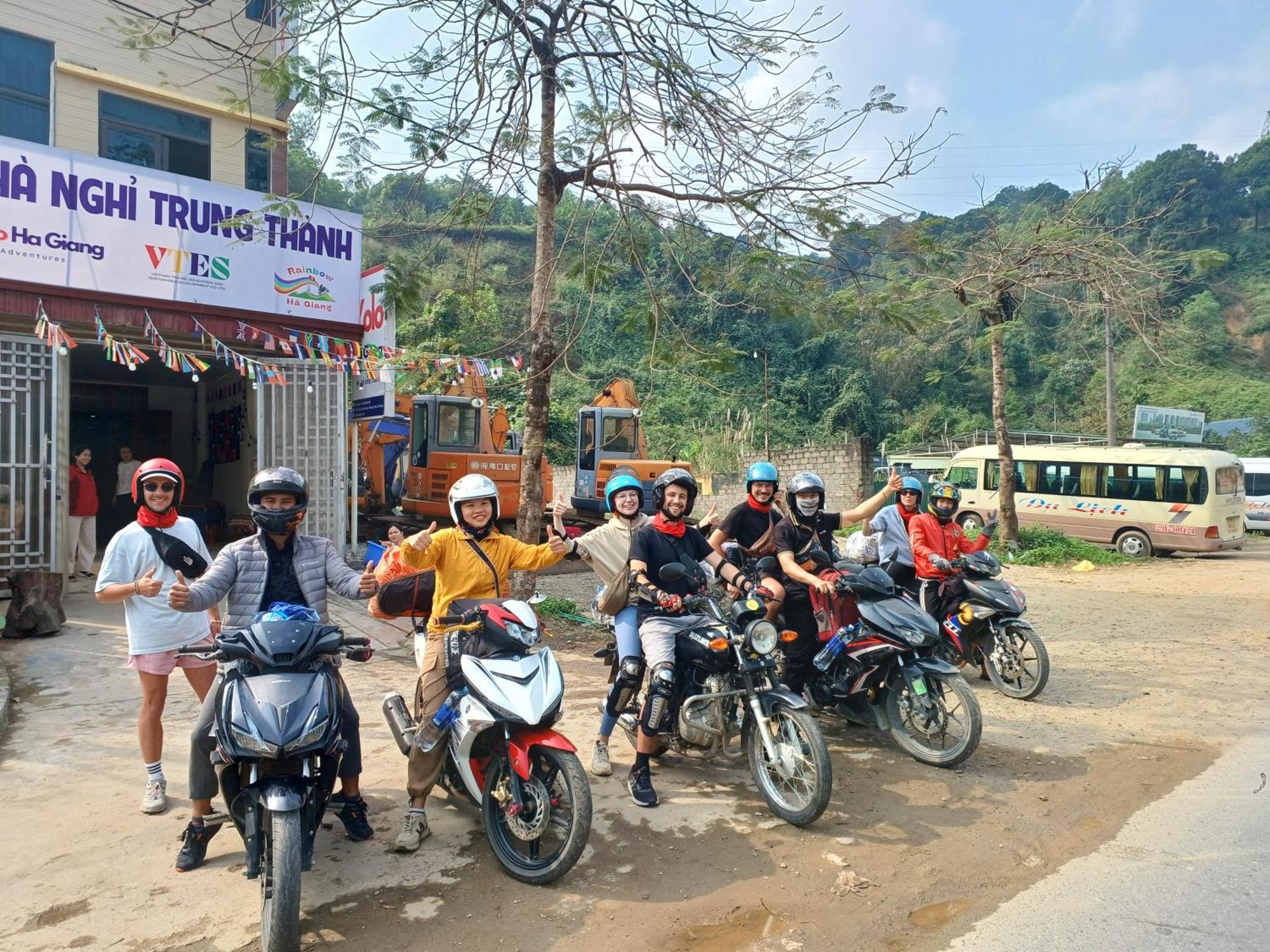 Yolo Ha Giang Adventures, Motorbike And Loop Tours Hotell Eksteriør bilde